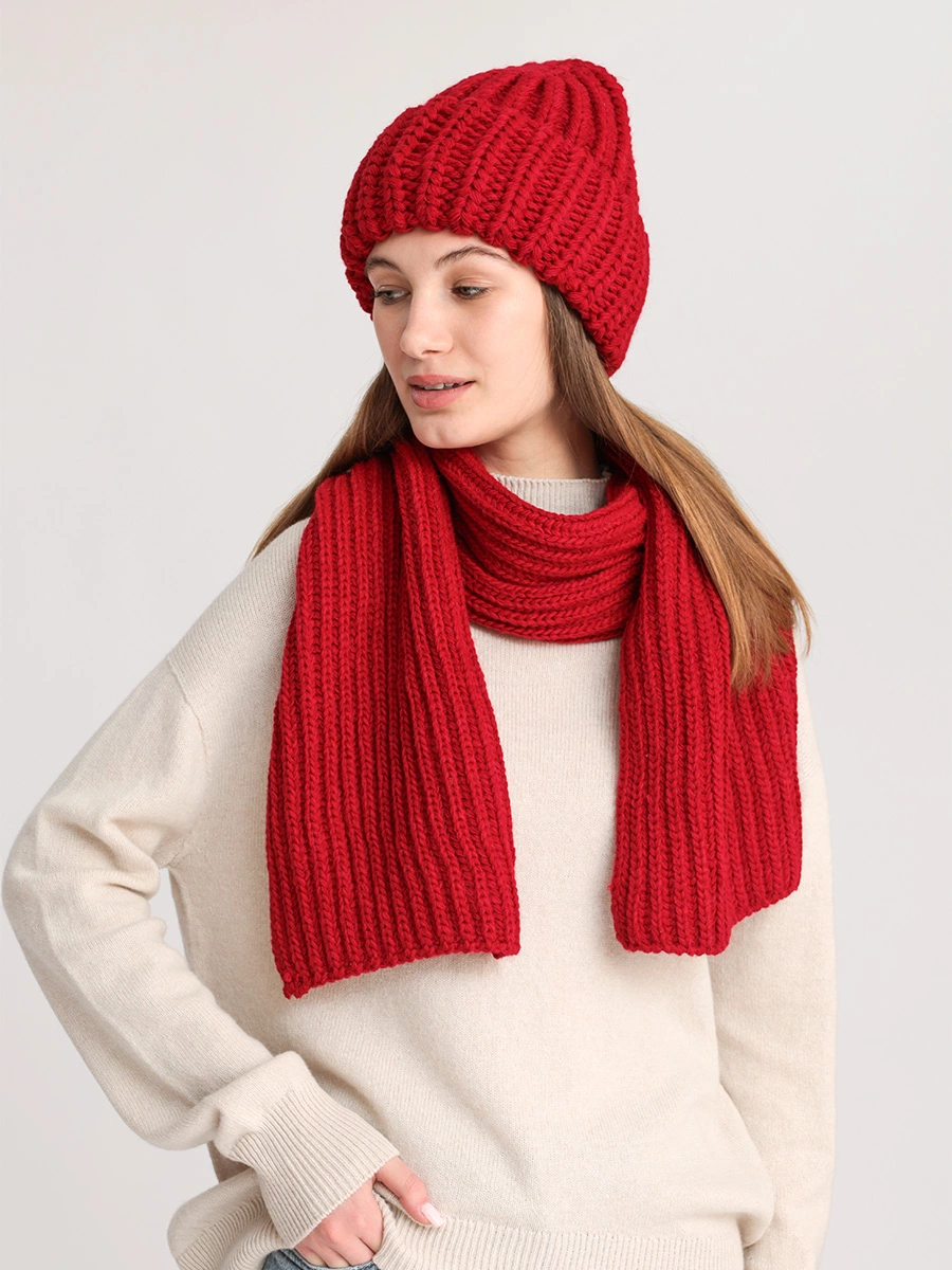 Комплект шапка и шарф красного цвета